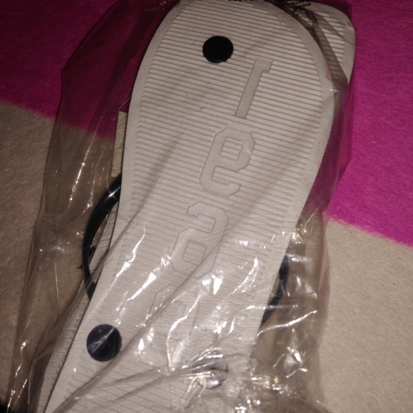 GAP WOMEN'S FLIP - FLOP BUNDLE - Picture 4 of 8